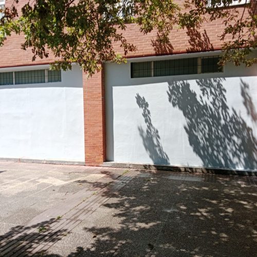 Limpieza de grafitis profesional en pared de ladrillo