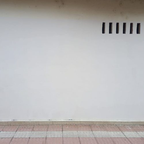 Detalle de limpieza de grafitis en piedra natural delicada con tecnología láser.